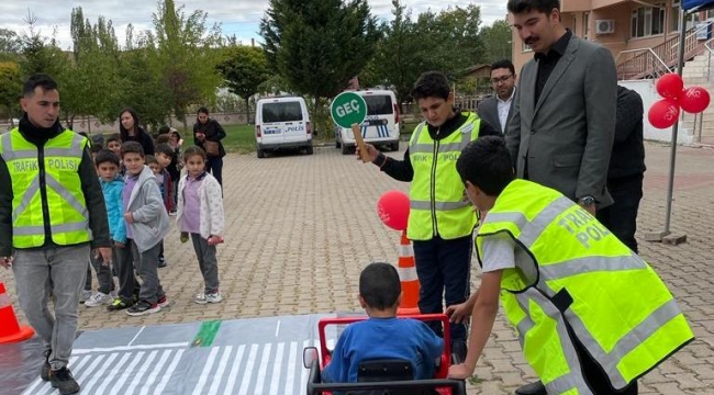 İlk ve ortaokul öğrencilerine trafik eğitimi 