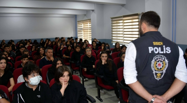 Öğrencilere teknoloji bağımlılığı ve sosyal medya semineri verildi