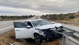 Seyir halindeki otomobil bariyerlere saplandı