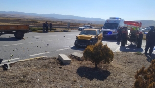 Traktörle otomobil çarpıştı, ölü ve yaralı var