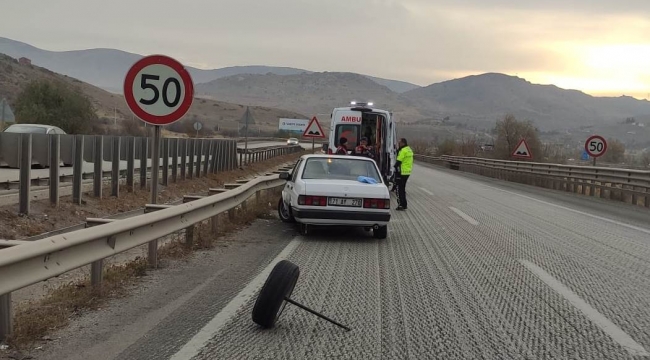 Bariyerlere çarpan otomobilin tekeri fırladı