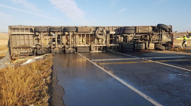 Devrilen tır yolu ulaşıma kapattı