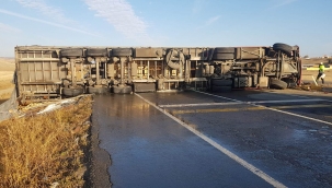 Devrilen tır yolu ulaşıma kapattı