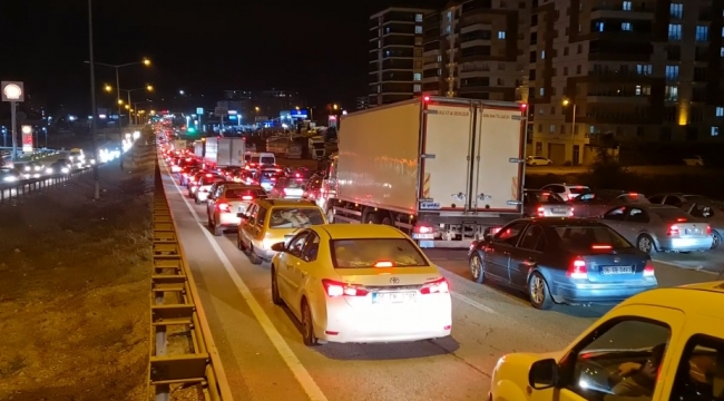 Kilit Kavşaktaki karayollarında araç yoğunluğu