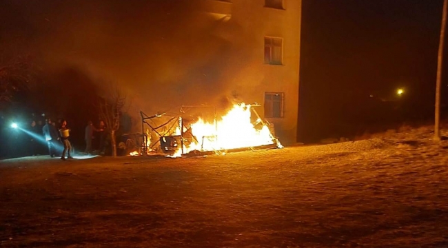 Otomobil alevler içinde kaldı, yakınındaki ev de zarar gördü