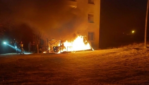 Otomobil alevler içinde kaldı, yakınındaki ev de zarar gördü