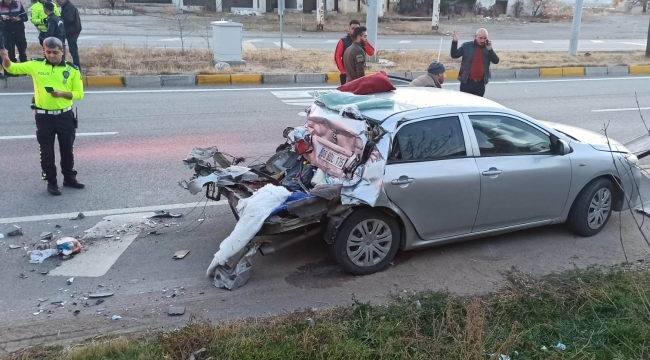 Otomobil freni boşalan kamyonun altına sıkıştı