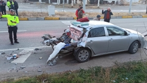 Otomobil freni boşalan kamyonun altına sıkıştı