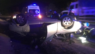 Su kanalına devrilen otomobildeki 3 kişi yaralandı