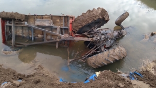 Çamurlu yoldan kayarak suya gömüldü ölü ve yaralı var