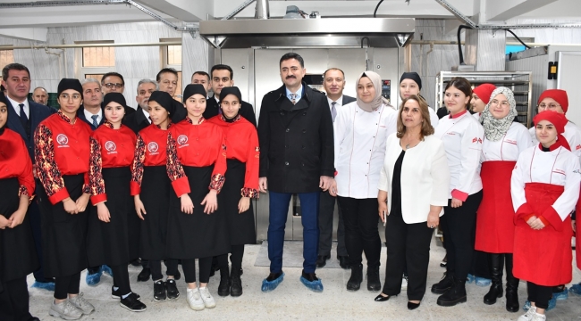 Meslek lisesi öğrencileri ekmek üretimine başladı