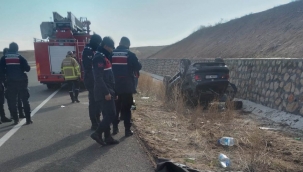 Şarampole devrilen otomobilde ölü ve yaralılar var