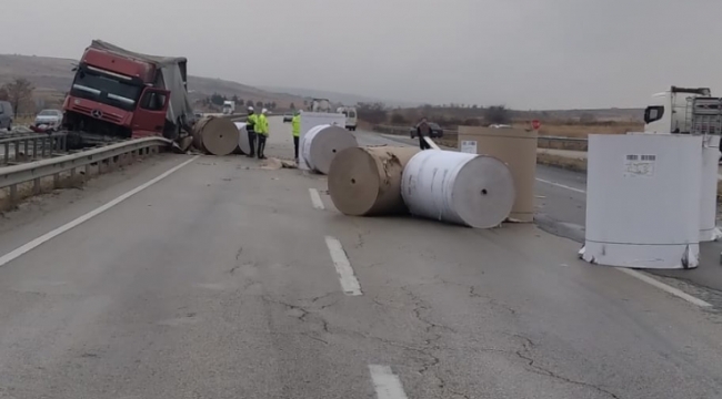 Seyir halindeki tır demir bariyerlere saplandı, yol kapandı