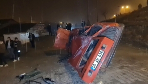 Virajı alamayınca otomobilin üzerine uçtu