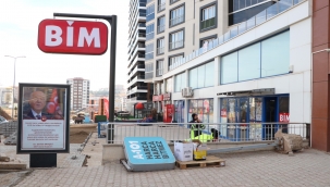 Zincir marketlerin önüne asıldı