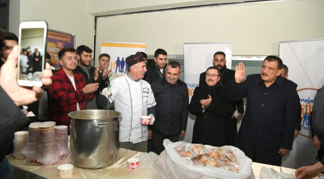 Büyükşehir Belediyesinden öğrencilere çorba ikramı