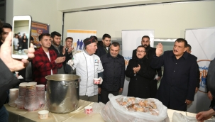 Büyükşehir Belediyesinden öğrencilere çorba ikramı