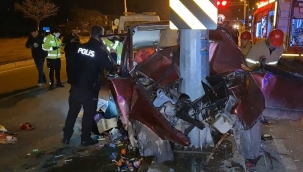 Feci kazada sürücü araçta sıkıştı