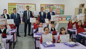 Öğrencilerin karne ve tatil sevinci