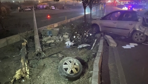 Otomobil direğe çarptıktan sonra bu hale geldi