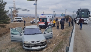 Yolcu otobüsü ile otomobil çarpıştı