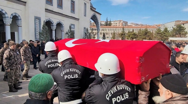 Depremde hayatını kaybedenler son yolculuğa uğurlanıyor