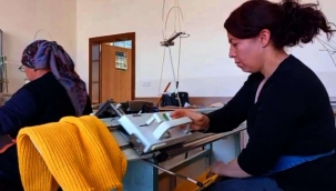 Kursiyerler depremzedeler için kışlık giysi üretiyor