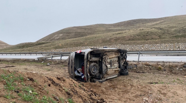 Devrilen otomobildeki kişiler yaralandı