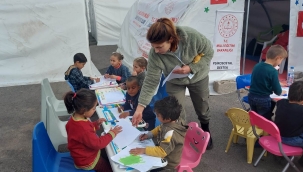 Gönüllü öğretmenler yaraları sarıyor