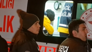 Seyir halindeki otomobil motosikletli kuryeye çarptı