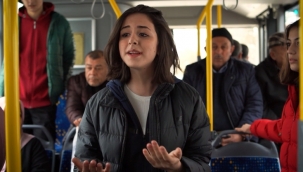 Vatandaşlarla yolculuk yapan öğrenciler bakın ne yaptı