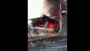 Yolcu minibüsü ve traktör yandı