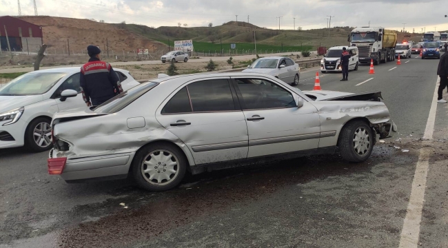 Kaza nedeniyle binlerce aracın geçtiği yolda trafik durdu