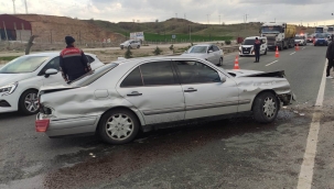 Kaza nedeniyle binlerce aracın geçtiği yolda trafik durdu