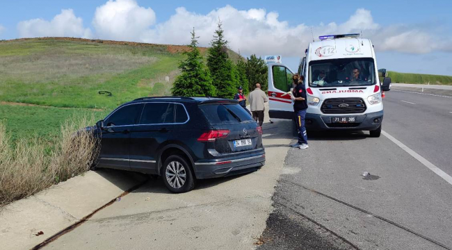 Bariyerlere çarpan otomobildeki 4 kişi yaralandı