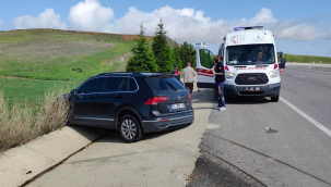 Bariyerlere çarpan otomobildeki 4 kişi yaralandı