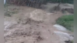 Dereler taştı, araziler zarar gördü