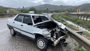 Kontrolden çıkan otomobil bariyerlere çarptı