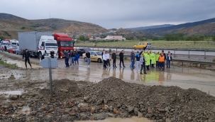 Sağanak yağışla gelen kaya parçaları, karayolunu ulaşıma kapattı