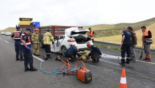 Araçta sıkışan polis memuru hayatını kaybetti