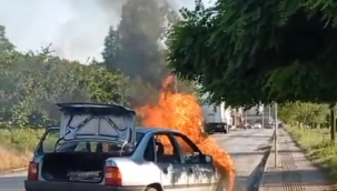 Alev alan otomobil kullanılmaz hale geldi.