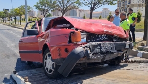 İki otomobil kavşakta çarpıştı, yaralılar var