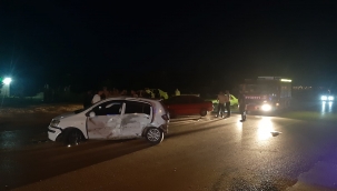 İki otomobil kavşakta çarpıştı