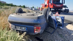 Kontrolden çıkan otomobil su kanalına devrildi