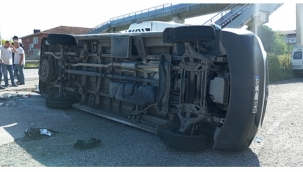 Otomobil ile servis minibüsü çarpıştı 1'i ağır 19 yaralı