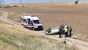 Savrulan otomobil tarlaya devrildi