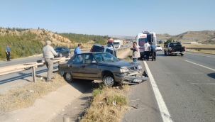 Çarpışan iki araç su kanalına düştü