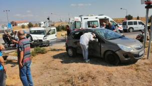 İki araç kavşakta çarpıştı