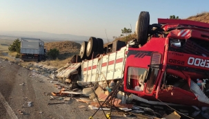 İki kamyon çarpıştı, ölü ve yaralılar var