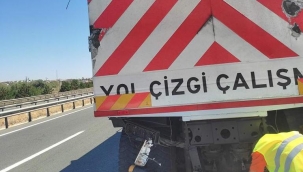 Seyir halindeki sürücü boya ikmal kamyonuyla çarpıştı